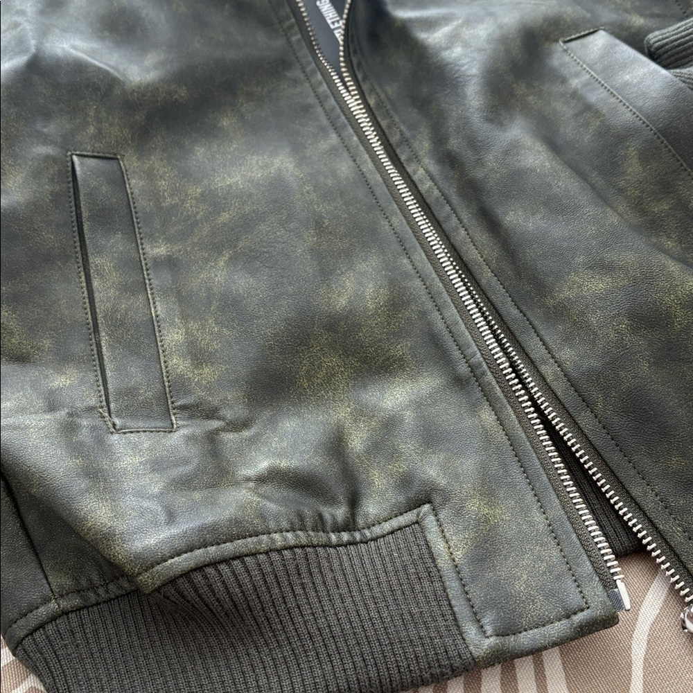 PRETTY LITTLE THING faux leather bomber jacket - Picture 4 of 9